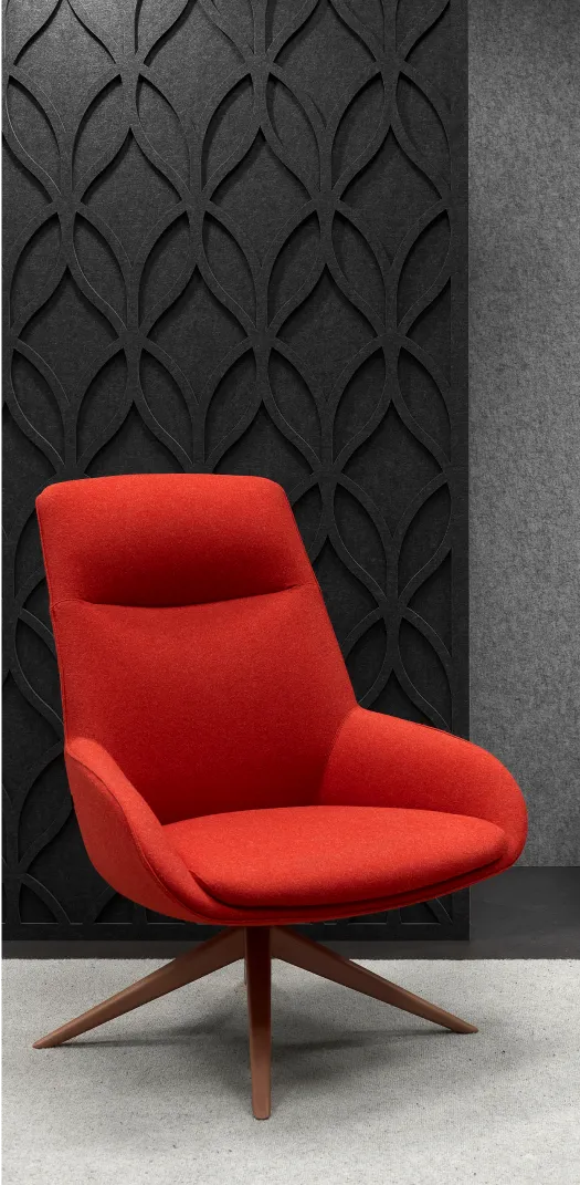 Butaca roja ante un panel acústico negro