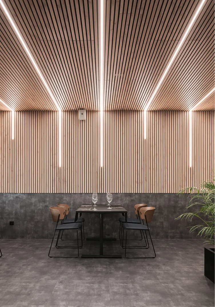 Comedor con lamas acústicas iluminadas