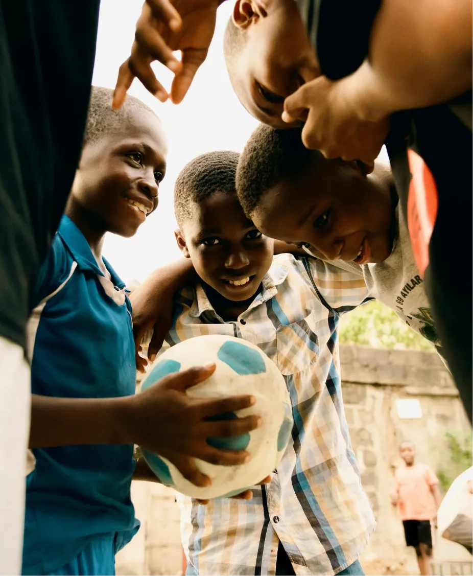 Niños jugando con un balón de fútbol